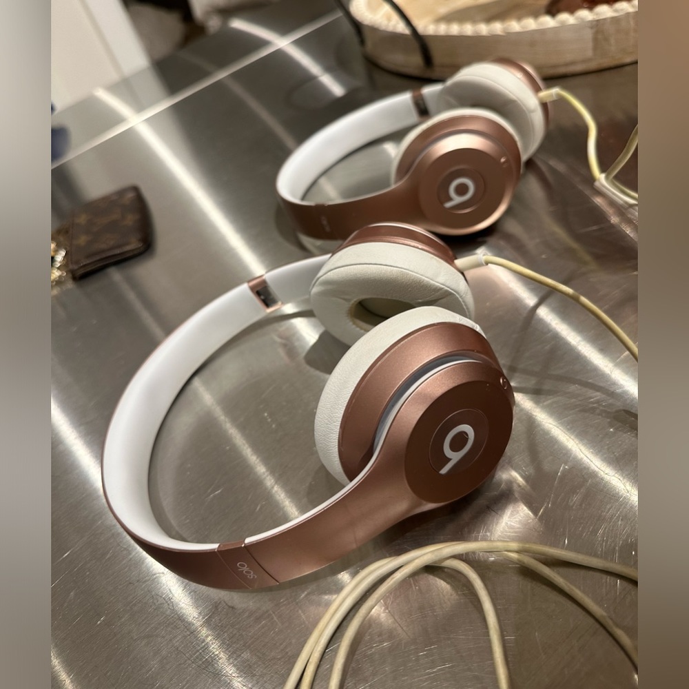 Set of 2 beats headphones!